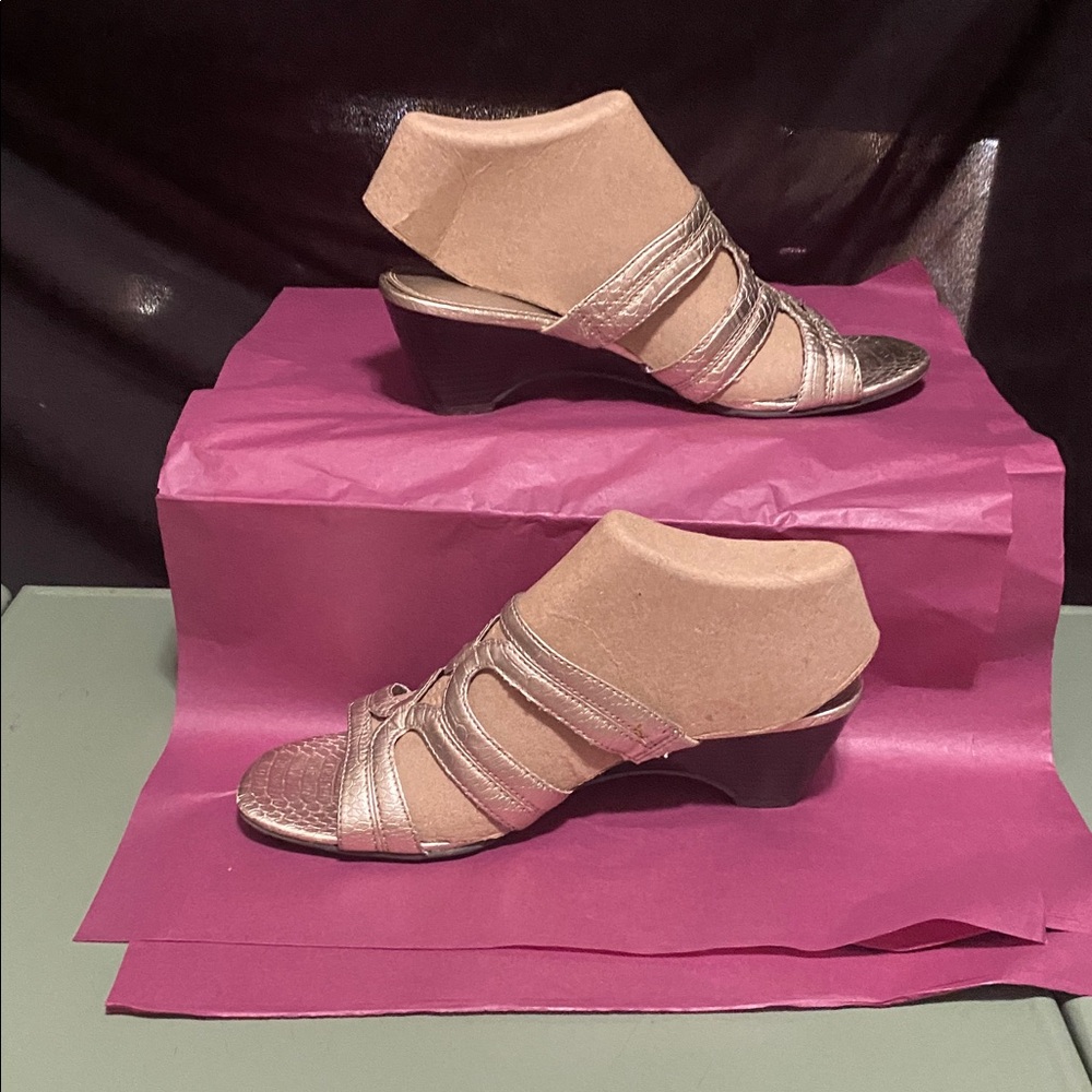 EUC Kelly & Katie Gold Wooden heel sandal slip on 9
